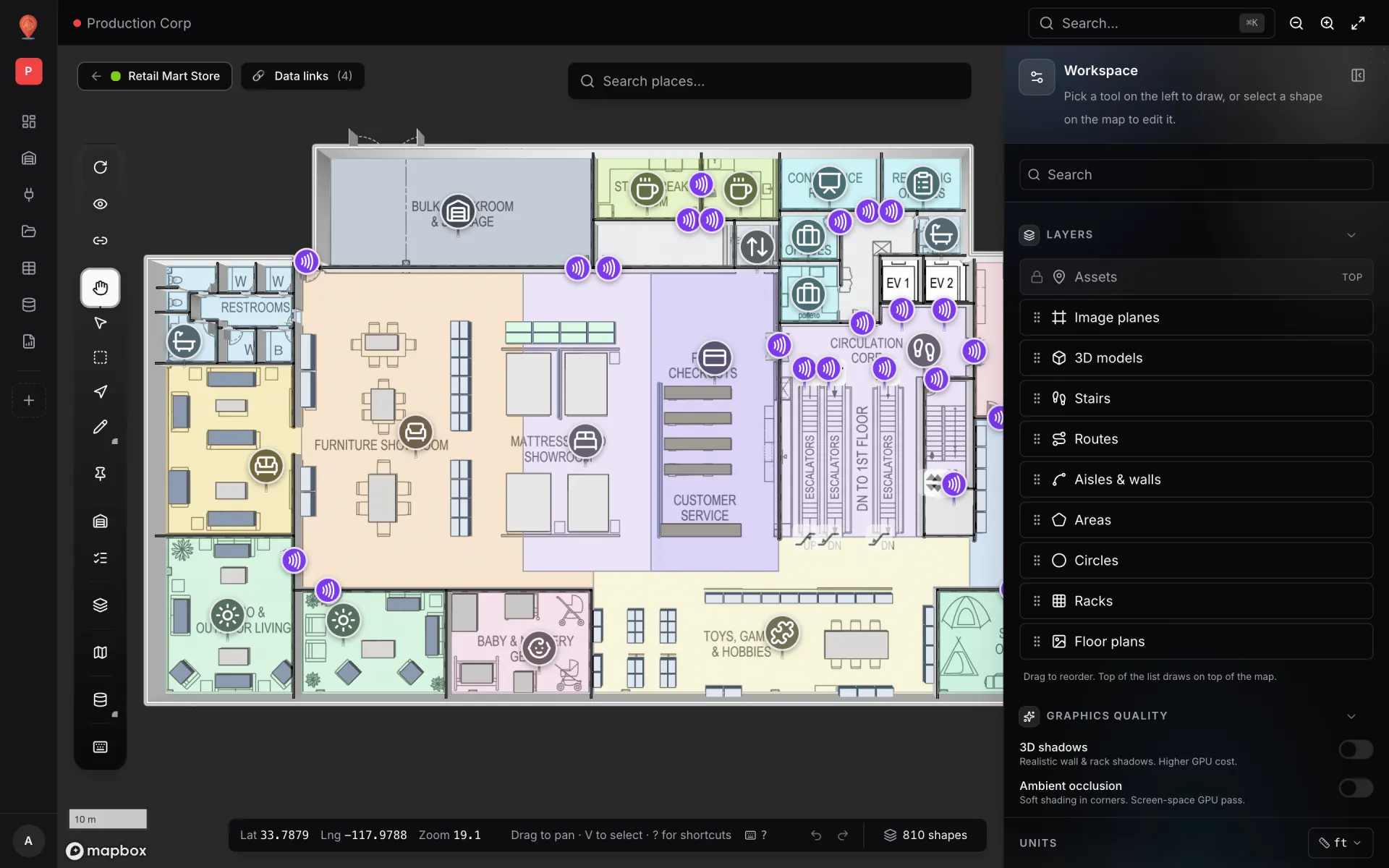 Spatial-Map-Editor mit dem Grundriss von Retail Mart Store: farbige Abteilungsflächen wie Furniture Showroom und Customer Service, Rolltreppen und die Aufzüge EV 1 und EV 2 im Erschließungskern, violette RFID-Leser-Marker und rechts das Panel Layers