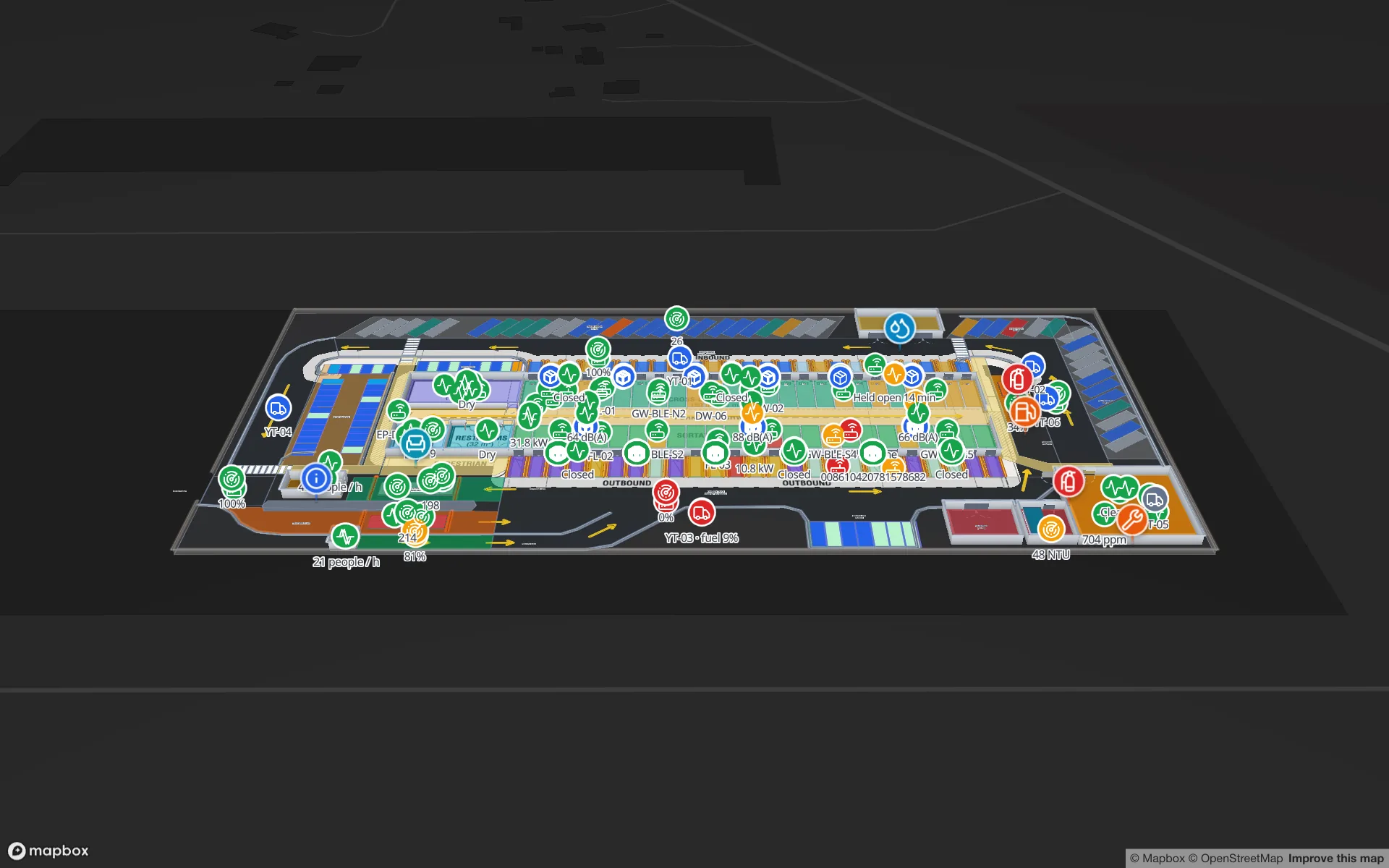 Eastport Cross-Dock Freight Hub im 3D-Viewer von Spatial Map: das Umschlaggebäude mit farbigen Sortierbahnen, farbige Trailer-Stellplätze im Hof rundherum, Marker von Hofschleppern wie „YT-03 · fuel 9%“, Tormarker mit „Closed“ oder „Held open 14 min“ und Live-Sensormarker