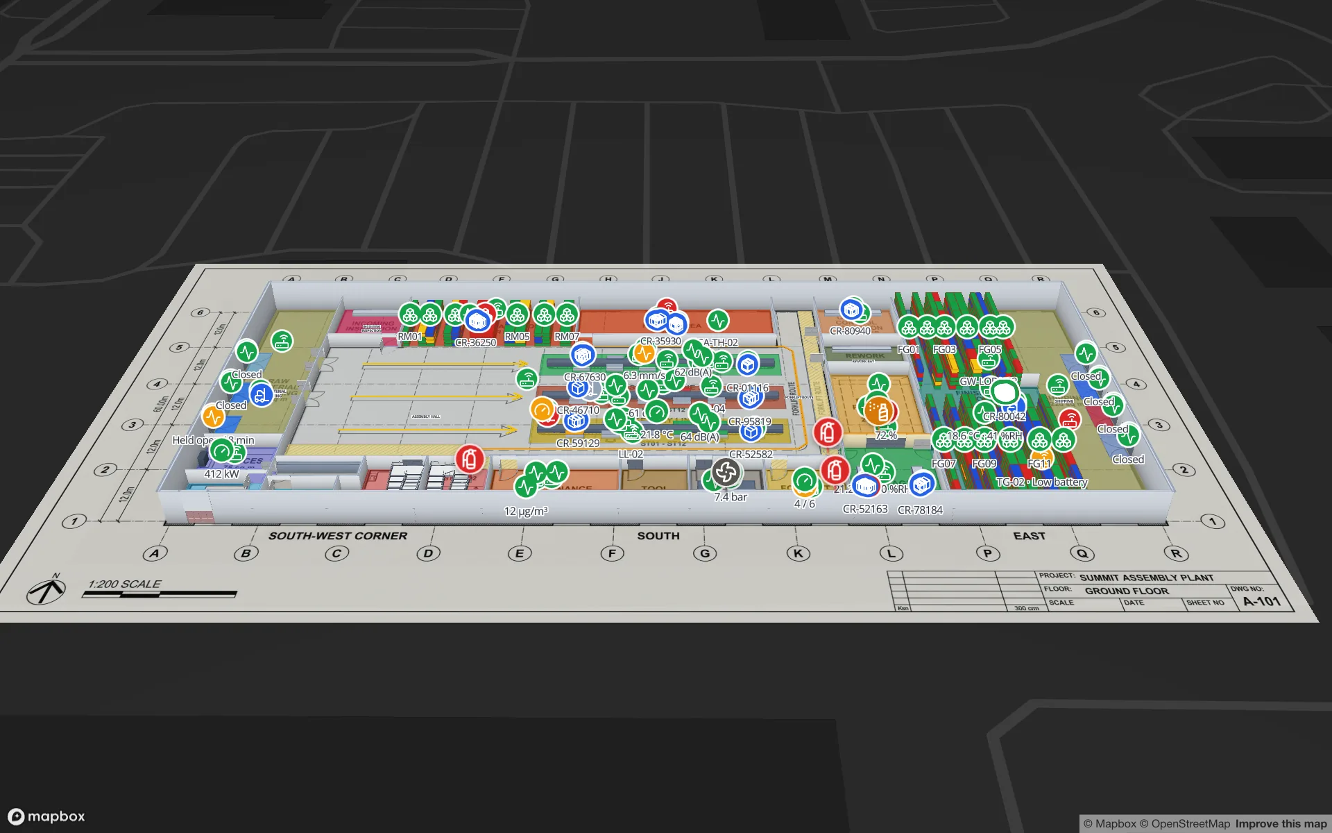 Demo Summit Assembly Plant im 3D-Viewer von Spatial Map: die Erdgeschosszeichnung unter extrudierten Wänden, orange Rohmaterial- und grüne Fertigwarenregale, blaue Ladungsträger-Marker und Live-Sensorwerte über der Montagehalle