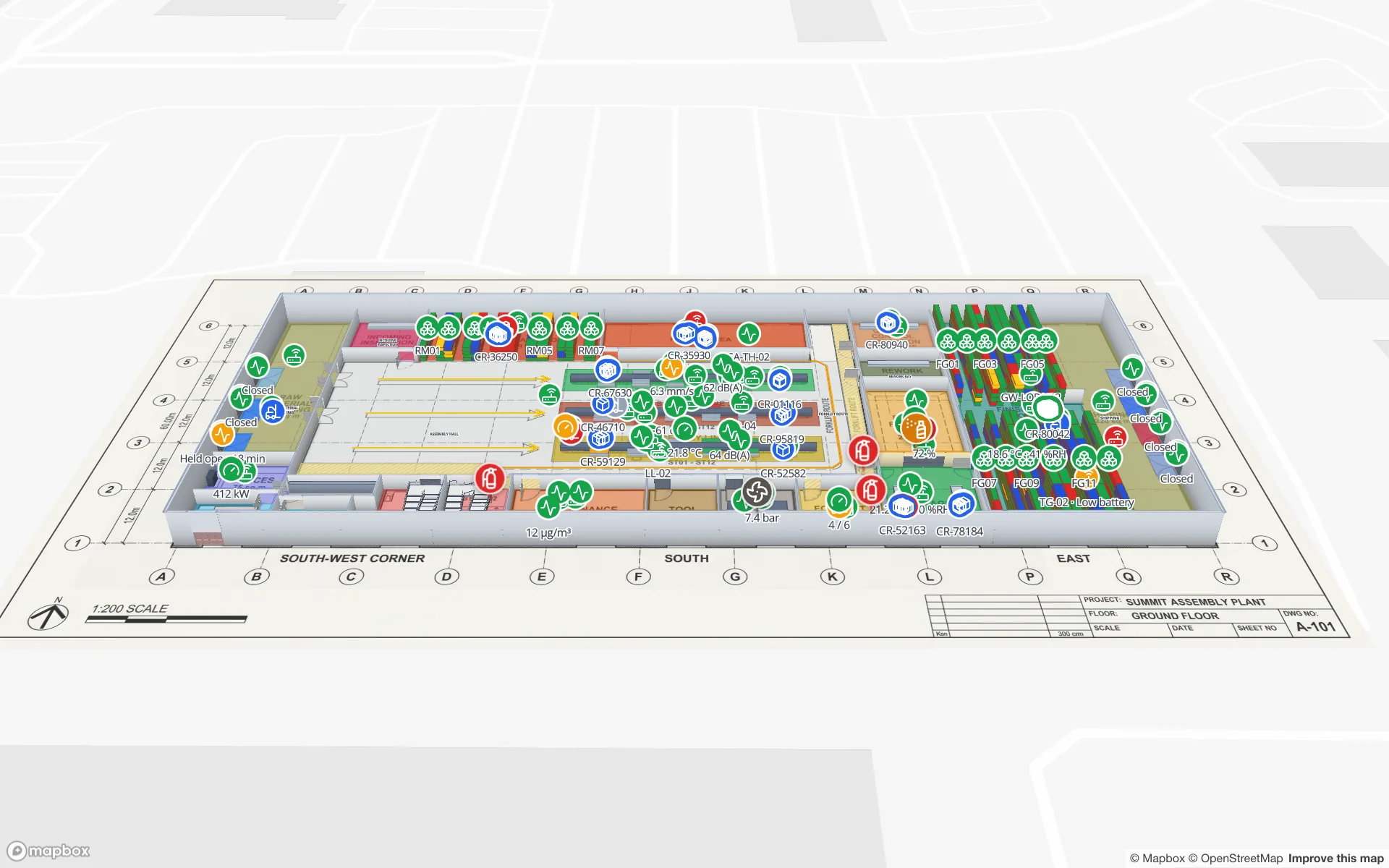 Demo Summit Assembly Plant im 3D-Viewer von Spatial Map: die Erdgeschosszeichnung unter extrudierten Wänden, orange Rohmaterial- und grüne Fertigwarenregale, blaue Ladungsträger-Marker und Live-Sensorwerte über der Montagehalle