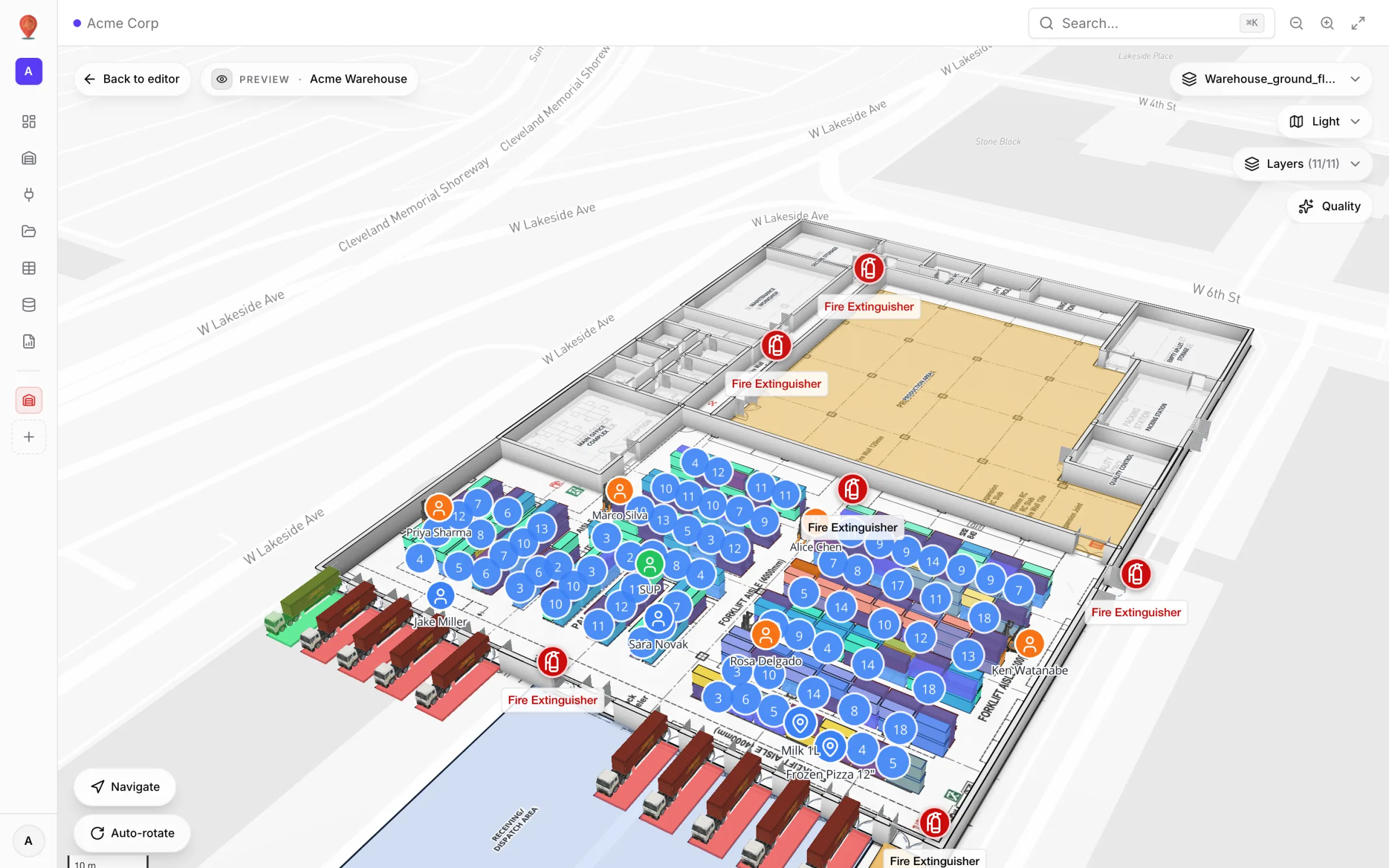 Digitaler Zwilling von Acme Warehouse im Browser: 3D-Regale mit Fach-Zählern, Mitarbeiter-Markern, Feuerlöschern und Lkw an den Ladetoren